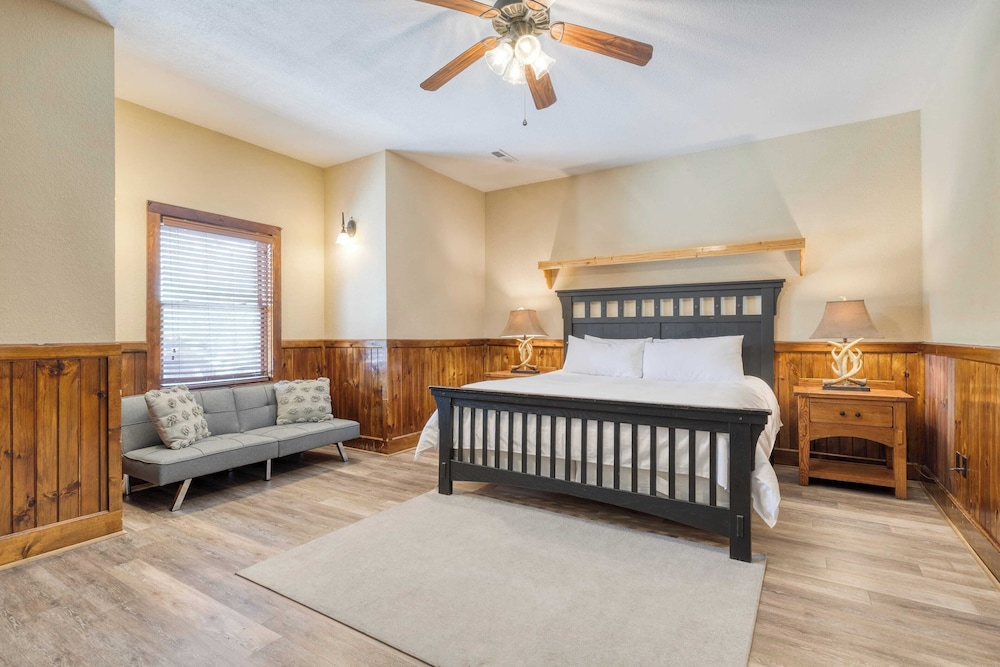 Luxury Cabin Sleeps 19 Game Room, Hot Tub Dollywood Alpine Mountain Lodge