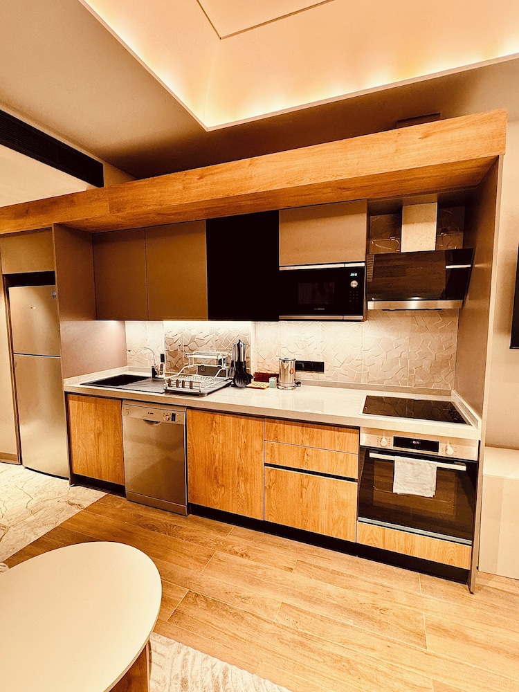Elite Luxury Suites at Diamond in City