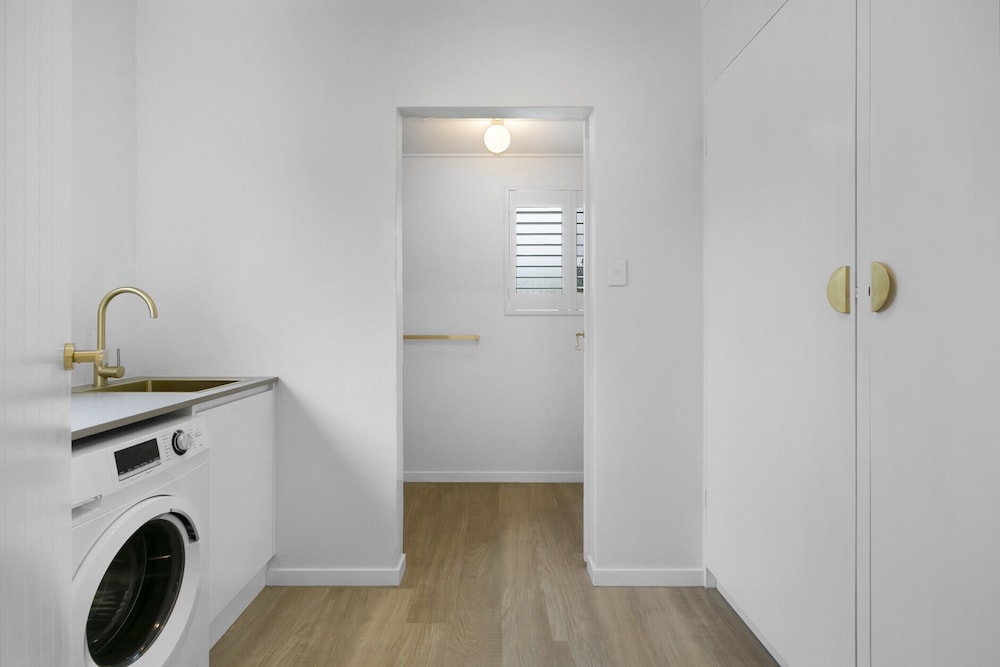 Mediterranean Surfers Paradise Townhouse With BBQ