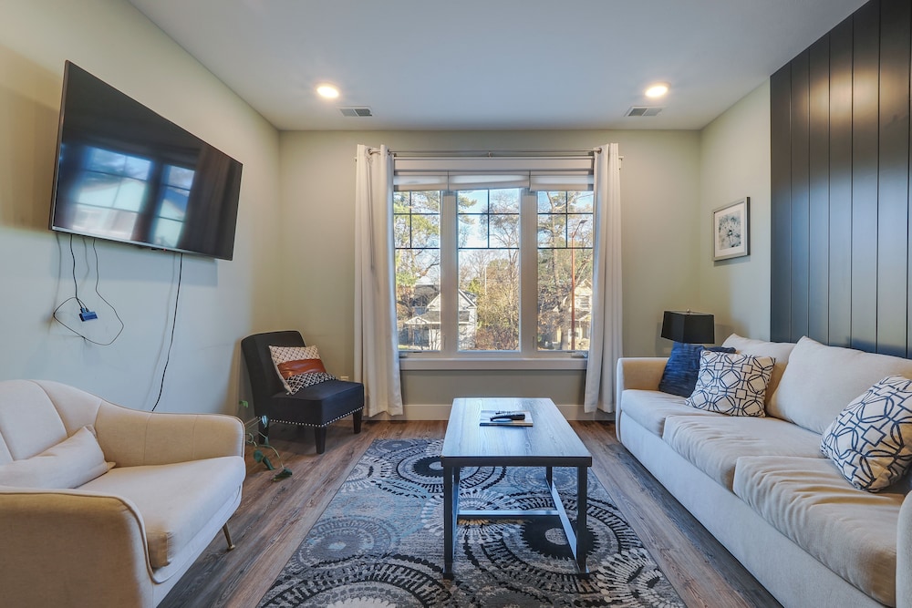 Walk to Front St! Traverse City Condo Near Skiing