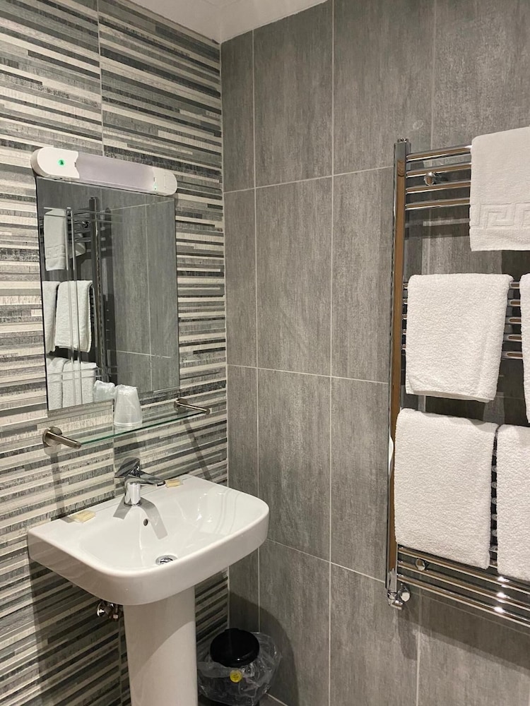 Dunfermline Vacations - The City Hotel - Property Image 5
