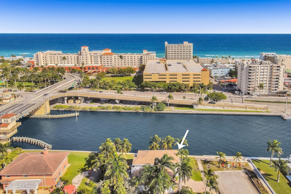 Intercostal beauty with heated pool + Spa!