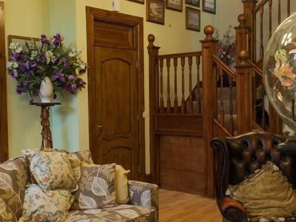 Little Red Rooster Rest and Spa