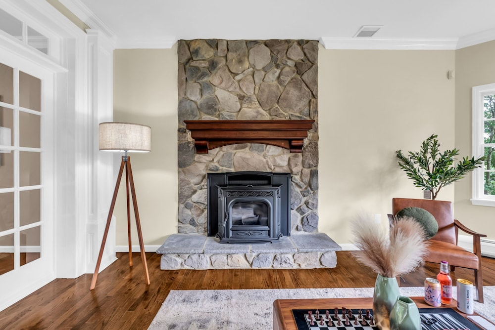 Cozy Family Retreat With Great Views and Game Room
