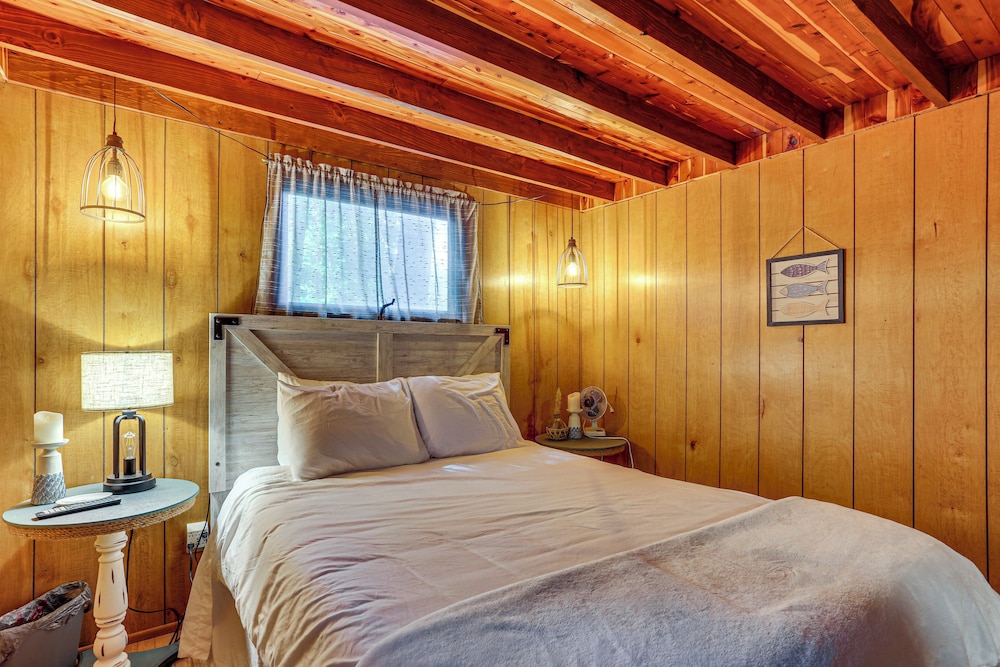 < 1 Mi to Lake: Cabin w/ Hot Tub in Greentown!