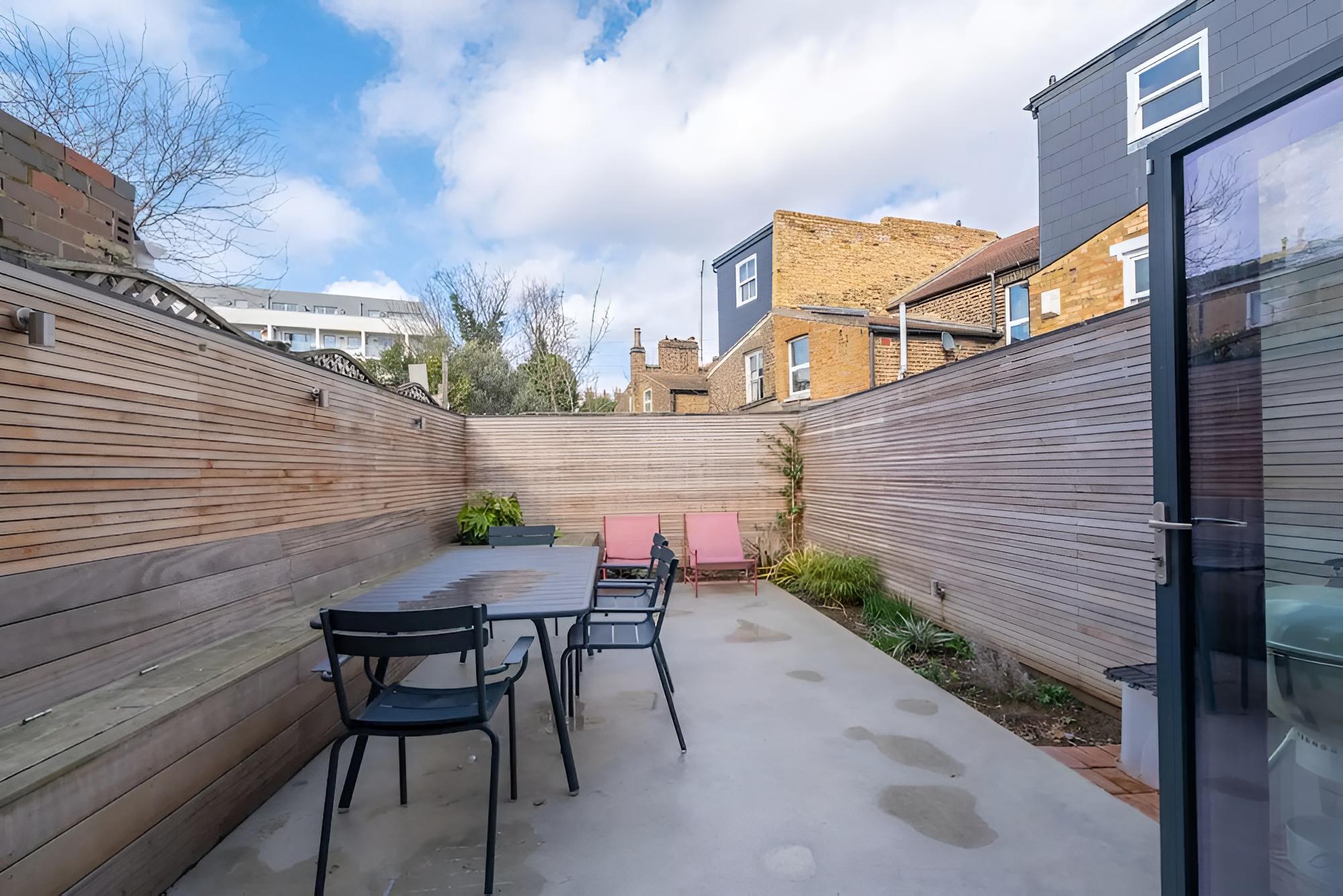 Beautiful Minimalistic 2BD House - Victoria Park