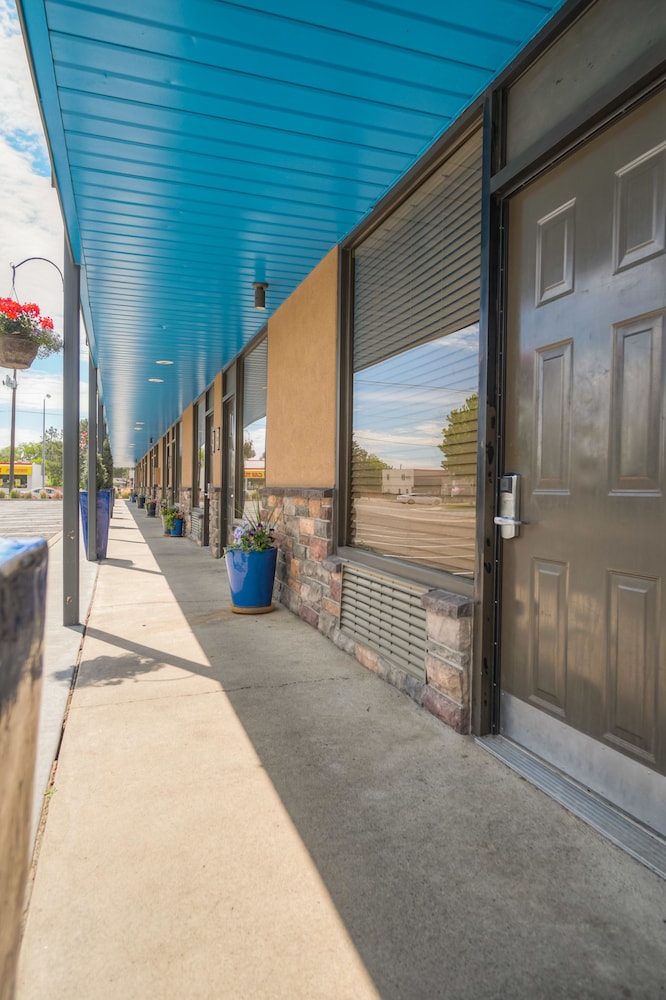 Blue Lakes Inn & Extended Stay