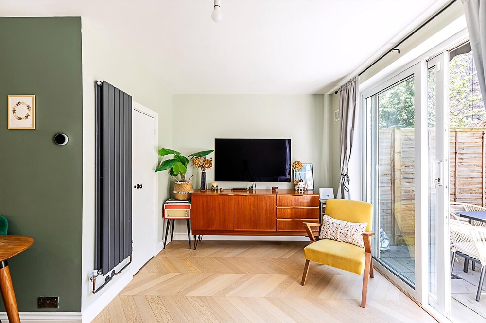 Stylish Islington Garden Flat Sleeps Four