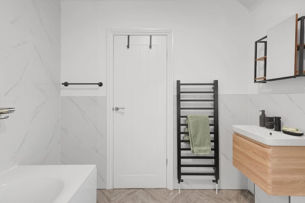 3 Bedroom House With Free Parking