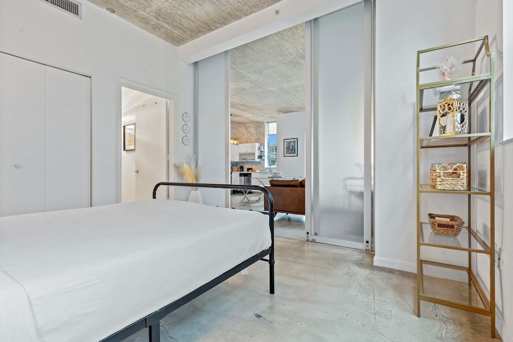 Stylish City Loft Downtown Steps to Bayfront Park