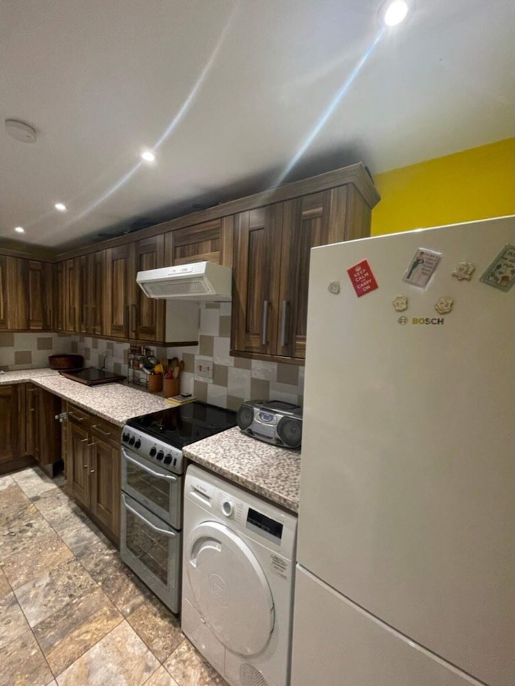 Expansive 4BD Home- 15 min From Buckingham Palace!