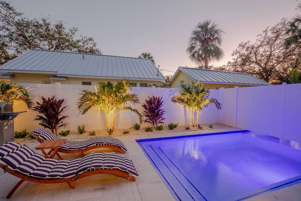 Royal Blue Downtown-gulfport-heated Pool