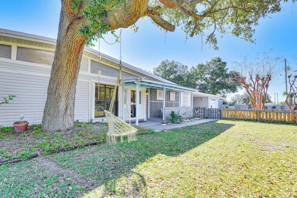 Fort Walton Home w/ Shared Pool - 2 Mi to Beach!