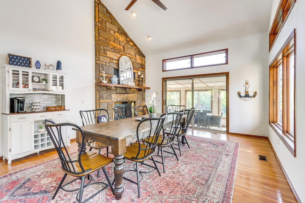 Swim & Boat Docks: Lakefront Gem in Bella Vista!