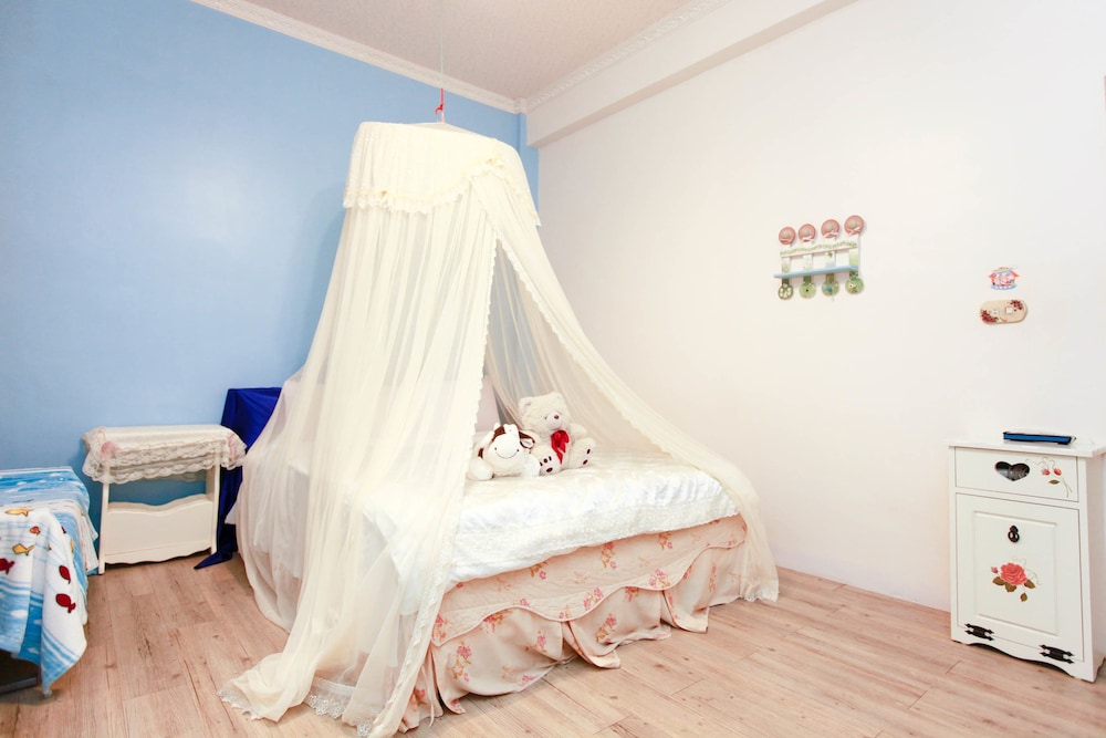 Love in Pearl Hostel