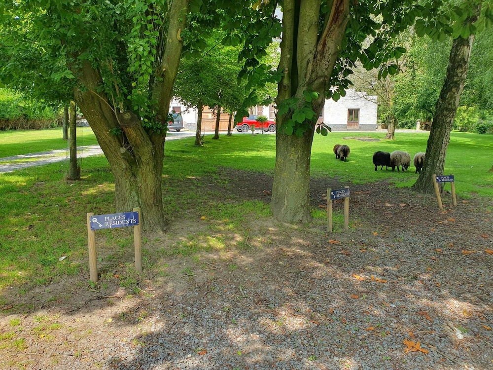 Le Domaine Du Château Blanc à 10 minutes de Pairi Daiza