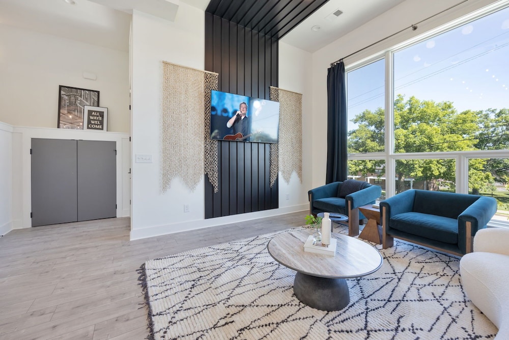 Elevate - Modern Luxury - Stunning City Views