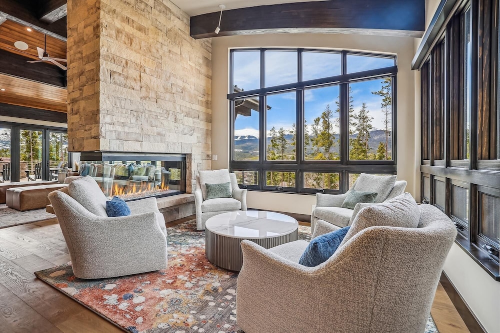 The Crowne Summit 6 Bedroom Home
