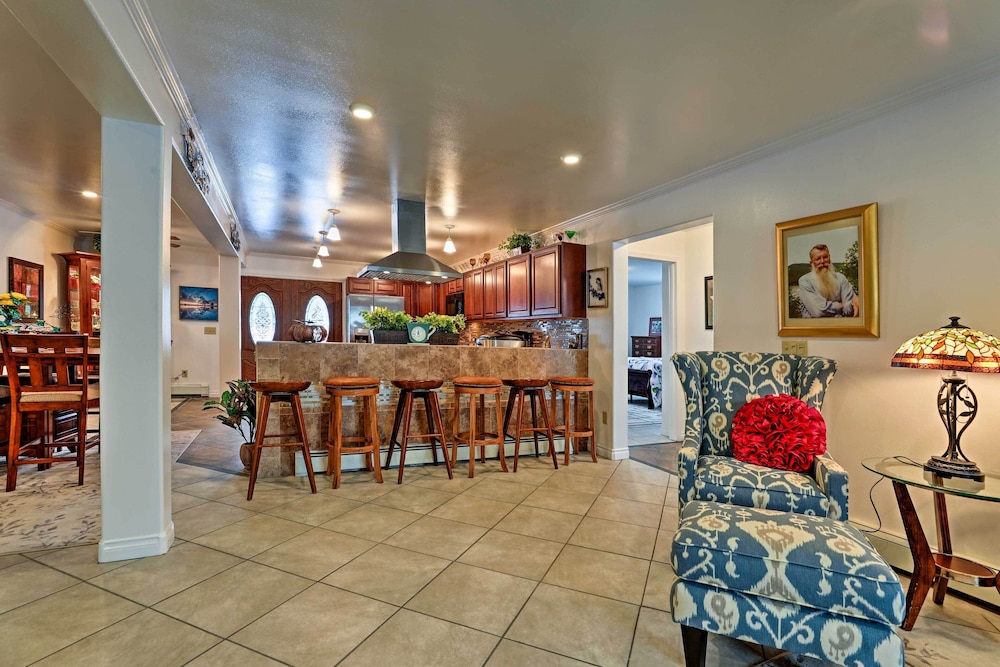 Juneau Vacations - Expansive Getaway  2 Miles to Mendenhall Glacier! - Property Image 10
