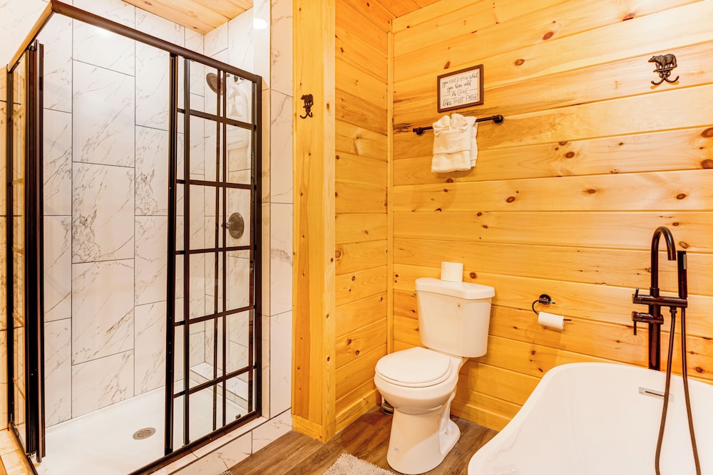 8 Mi to Dollywood: Cabin w/ Hot Tub & Decks!
