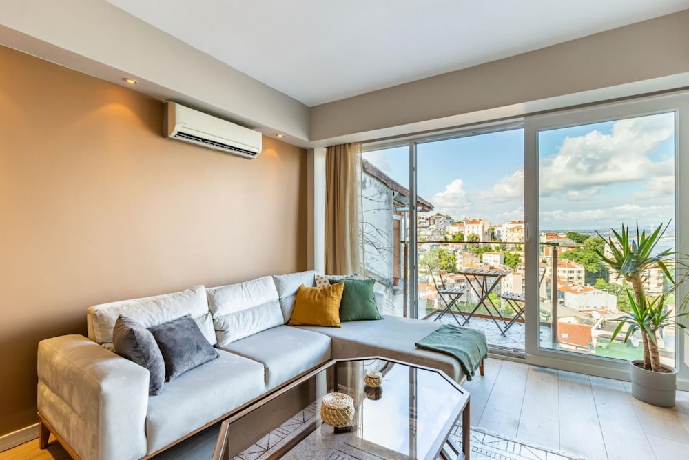 Central Apartment With Bosphorus View in Cihangir