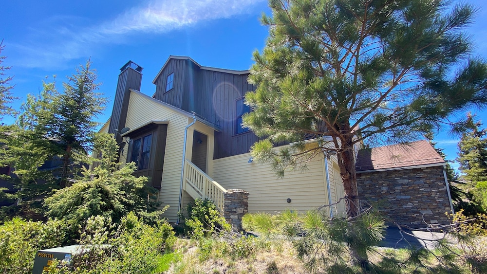 Snowcreek VI The Lodges 1127 3 Suites, Spacious with Mountain Views, Private Garage and Washer Dryer by RedAwning view 4