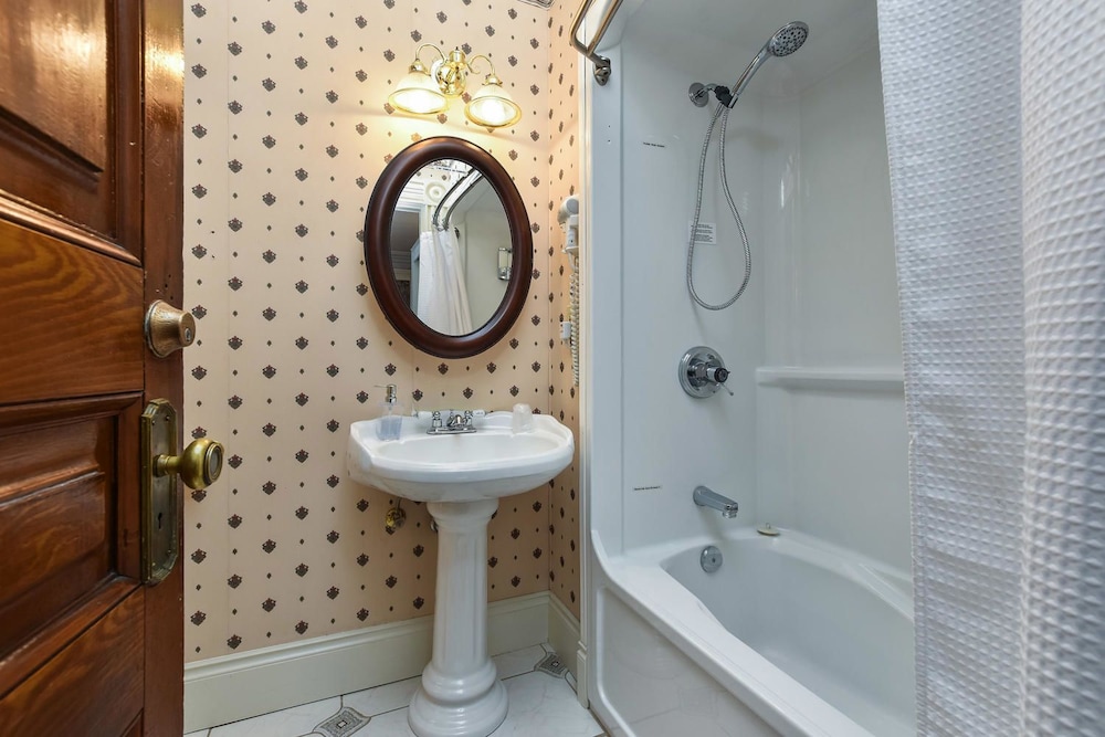 Brockville Vacations - The Noble Suites - Property Image 140