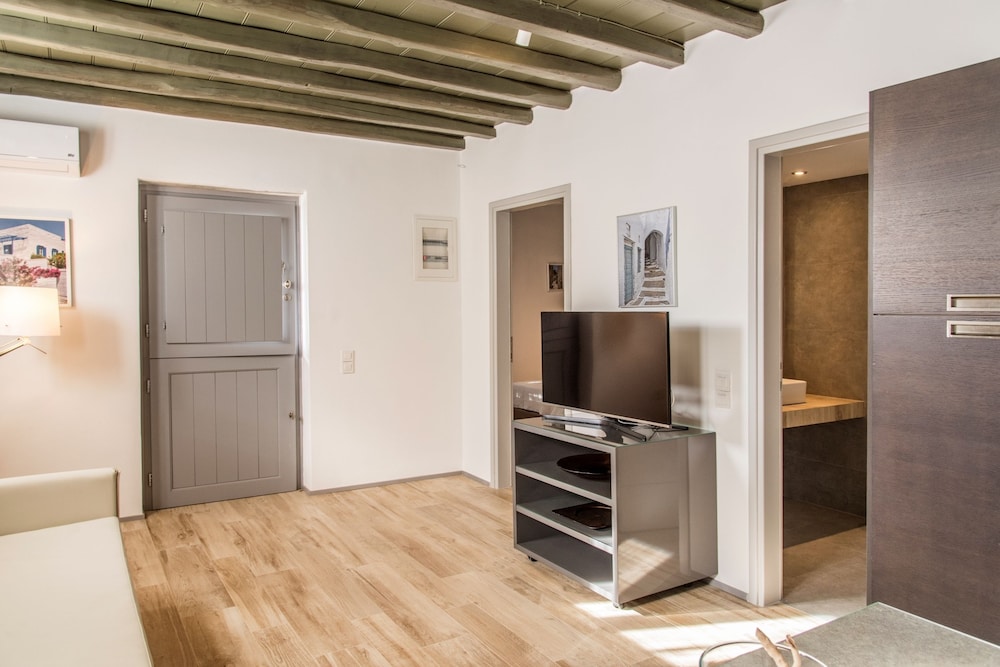 Tinos Pegion House