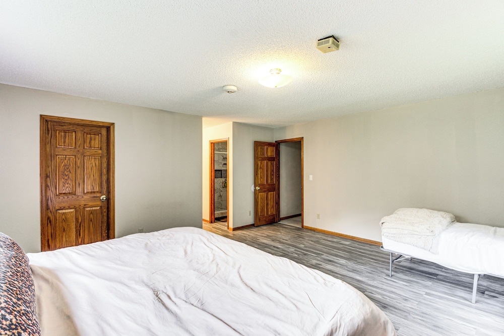 Hot Tub & 2 Recreation Rooms: Spacious Onamia Home