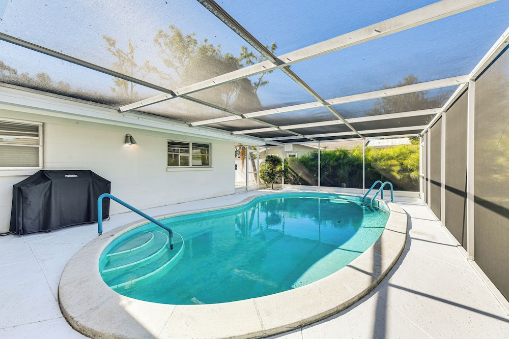 Lanai & Pet Friendly! Retro-chic Sarasota Home!