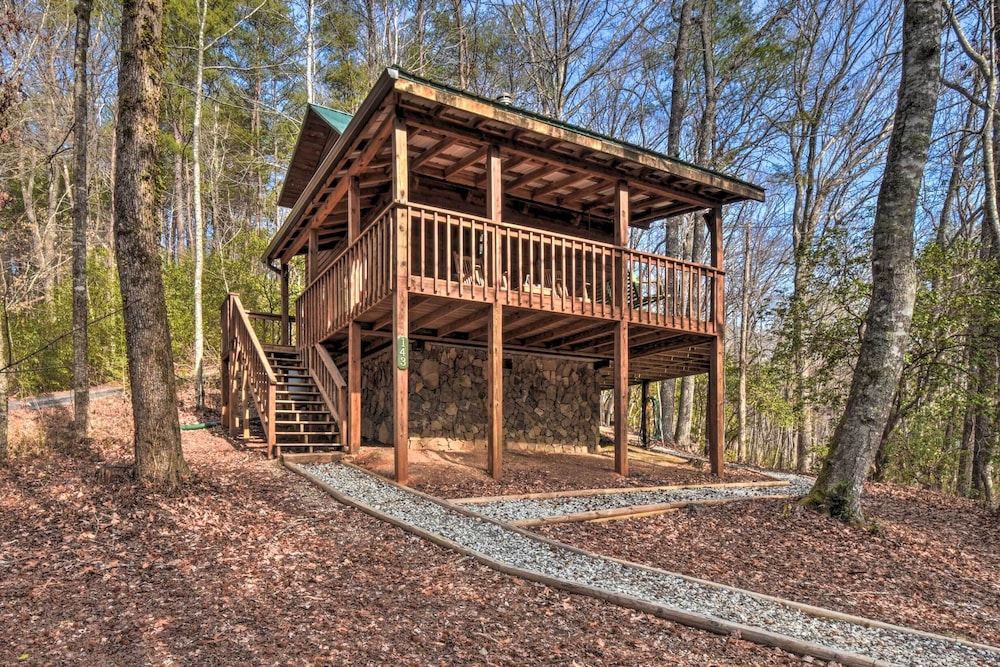 Sautee Nacoochee Mtn Paradise w/ Spacious Deck!