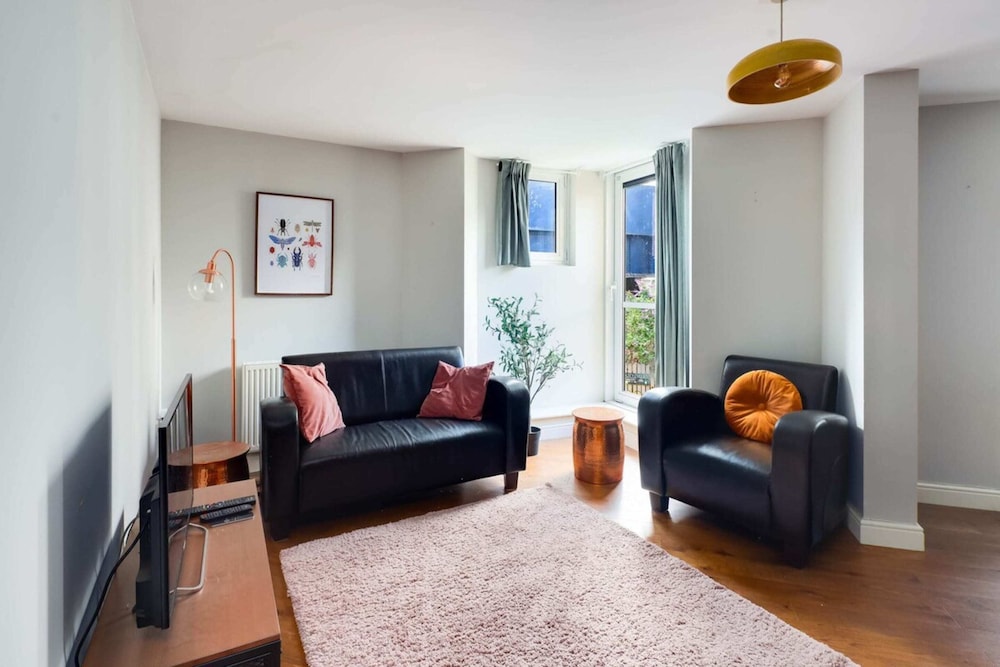 Beautiful & Vibrant 2BD Home w/ Balcony - Hackney!