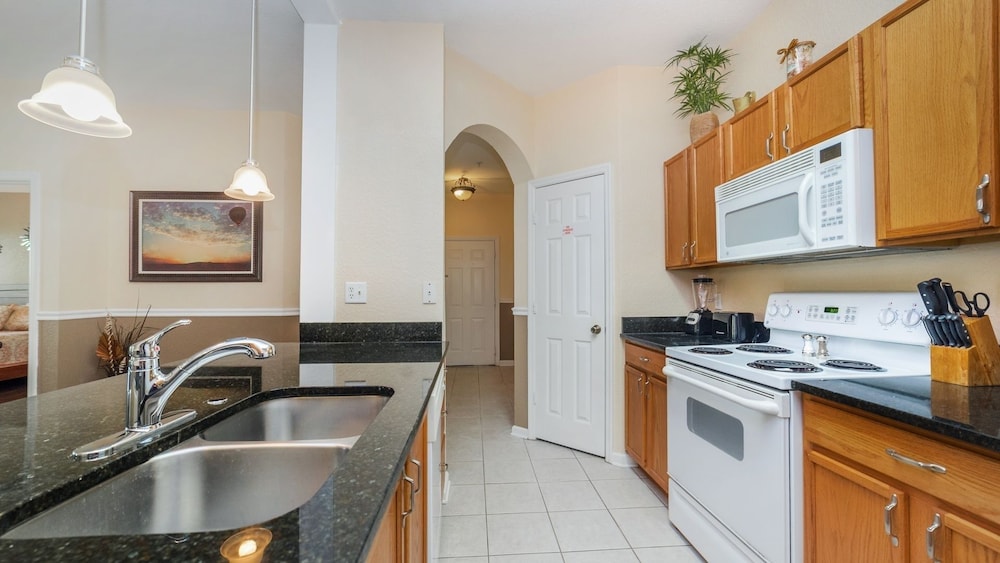 2 Massive Water Slides / Movie Theater / Fitness Center / Giant Kid's Splash Pad / Near To Disney 3 Bedroom Apts