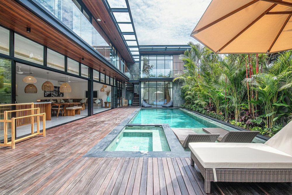 Elegant 6BR Canggu Villa Steps From the Ocean