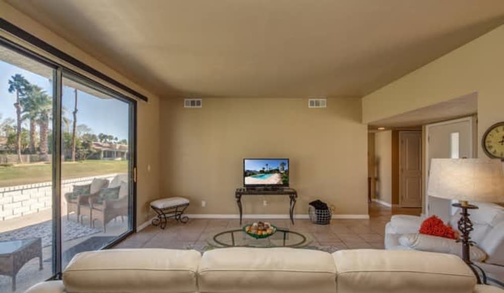 Stylish Condo With Golf Course Views