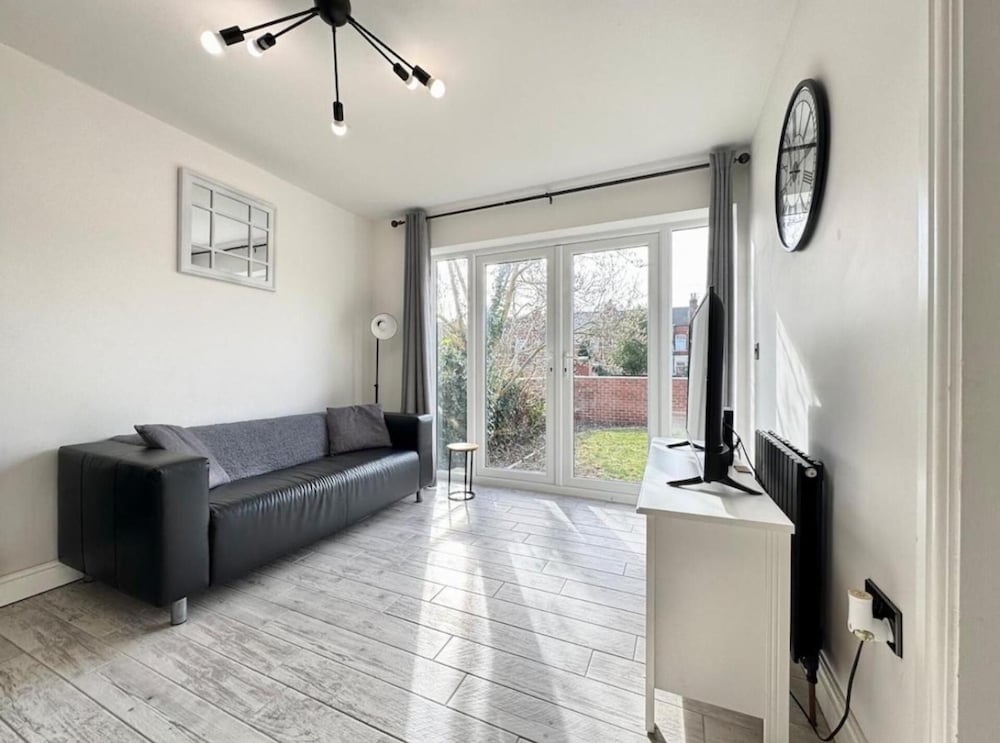 4 Guests - 2 Bedrooms - Parking - 9min City Centre