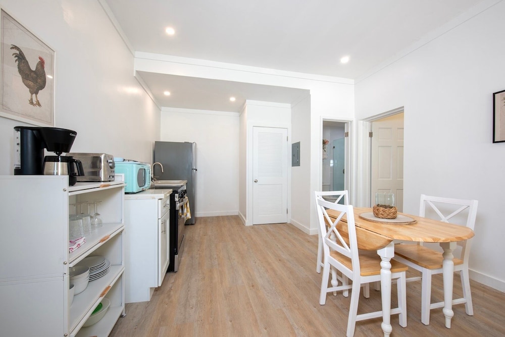 Laughing Bird Studio #7 - Brand New Stylish Apartment, Pool, Bea 1 Bedroom Condo, photo 35