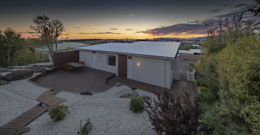 ICELAND SJF Villa , Hot tub & Outdoor Sauna Amazing Mountains View - 15 min to downtown
