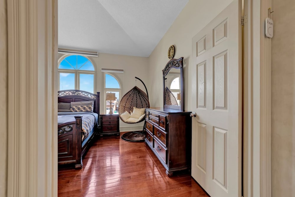 Mississauga Retreat Your Spacious 5-bedroom Home