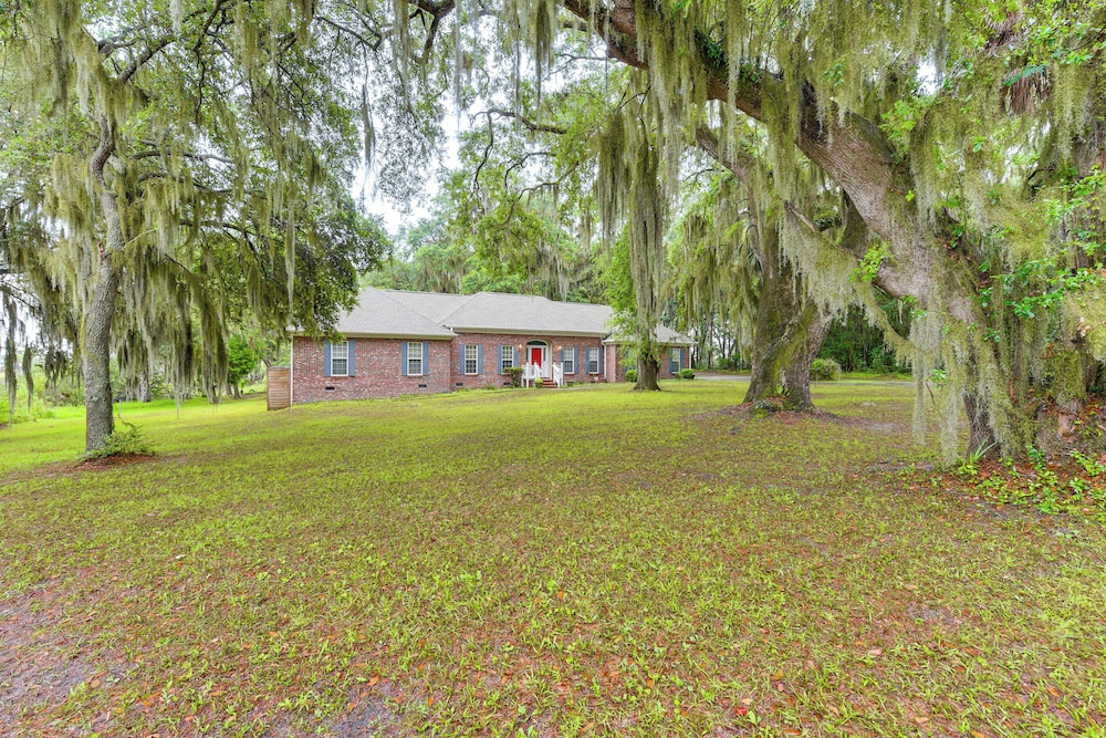 3 Mi to Historic Dtwn: Family Retreat in Beaufort!