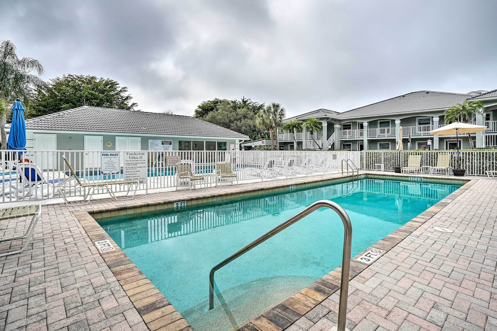 Sleek Naples Condo w/ Balcony: Snowbirds Welcome!