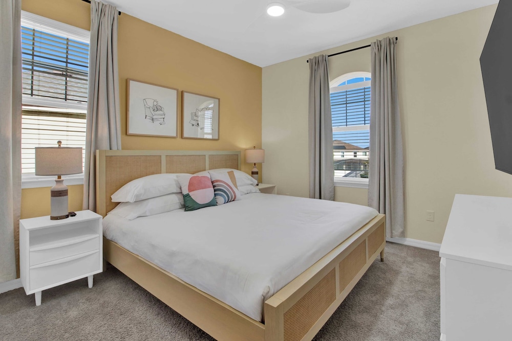 Sleeps 20! 9bdr, Star Wars-themed Game Room, Pool, Hot Tub Nassau by Avantstay