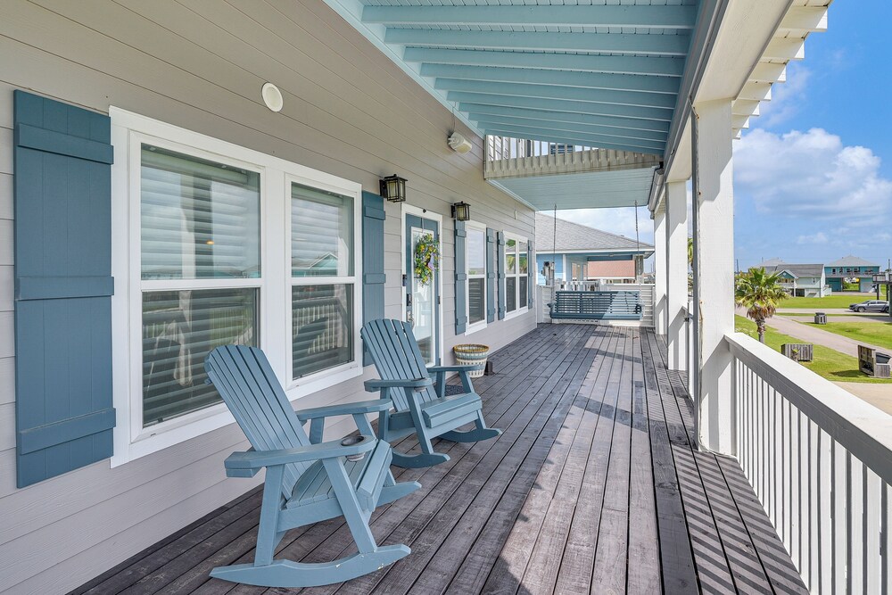 2 Blocks to Shore: Crystal Beach House w/ Yard!