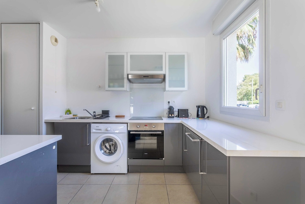 2 Bedroom Apartment With Balcony 10th arr