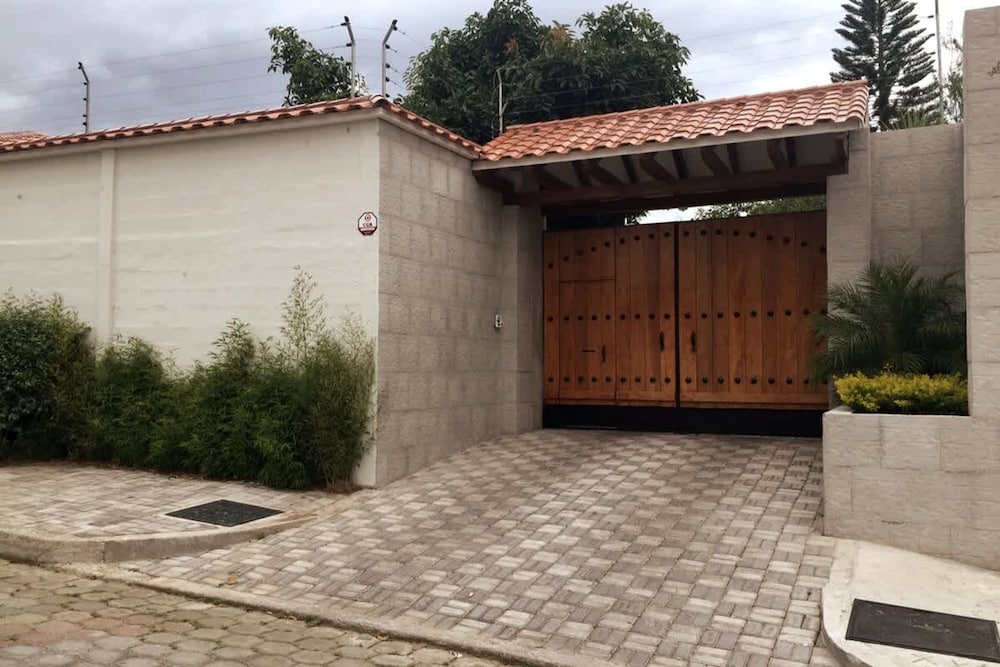 Lujosa Casa Guayllabamba BBQ Jacuzzi Gym Piscina