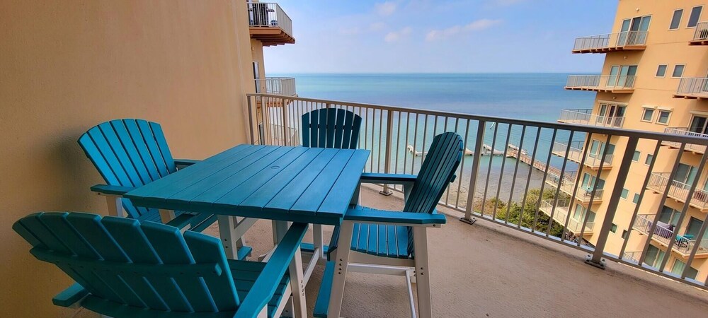 Laguna Bay 3 Bedroom Condo by Redawning view 4