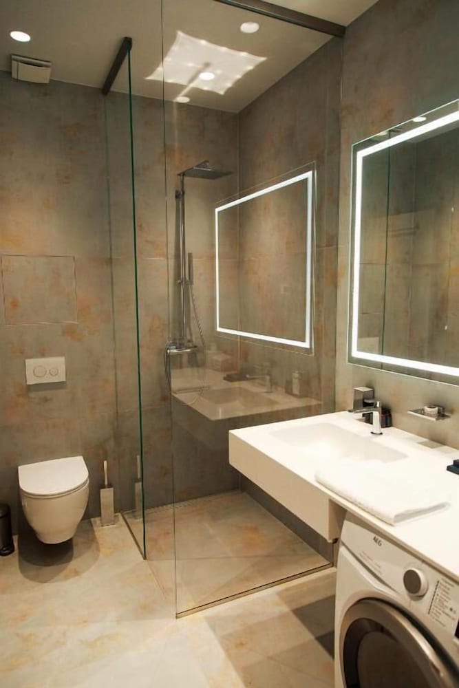 Roze Center Apartments