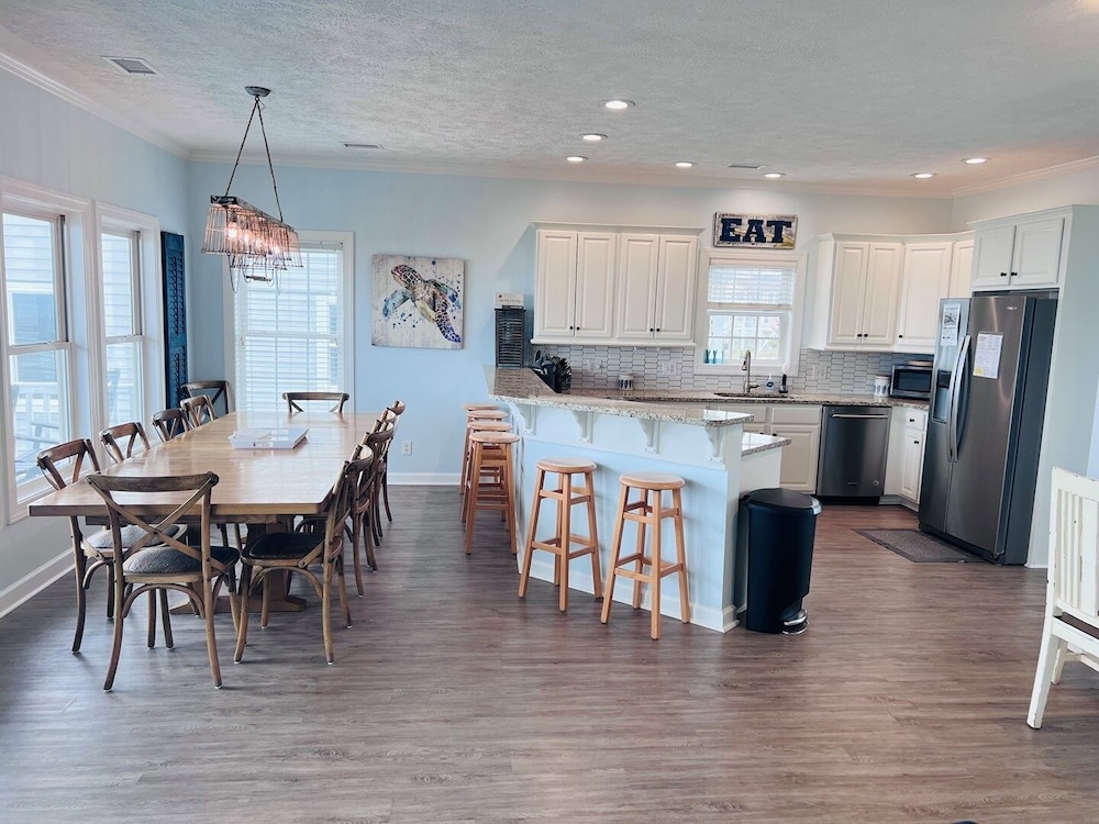 Sunny Times 4 Bedroom Home by RedAwning