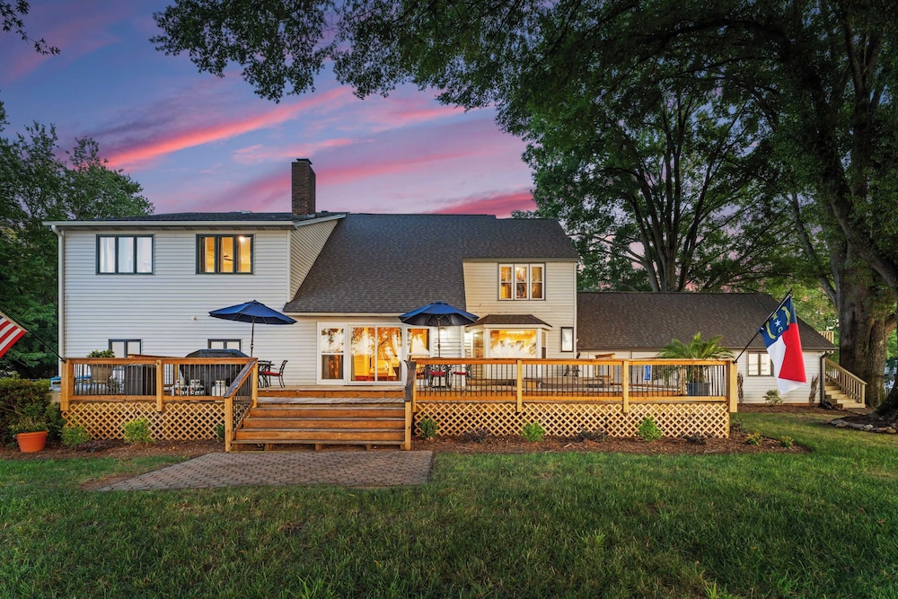 Lakefront Home w/ Dock, Game Room & Hot Tub Ponderosa Peninsula by Avantstay