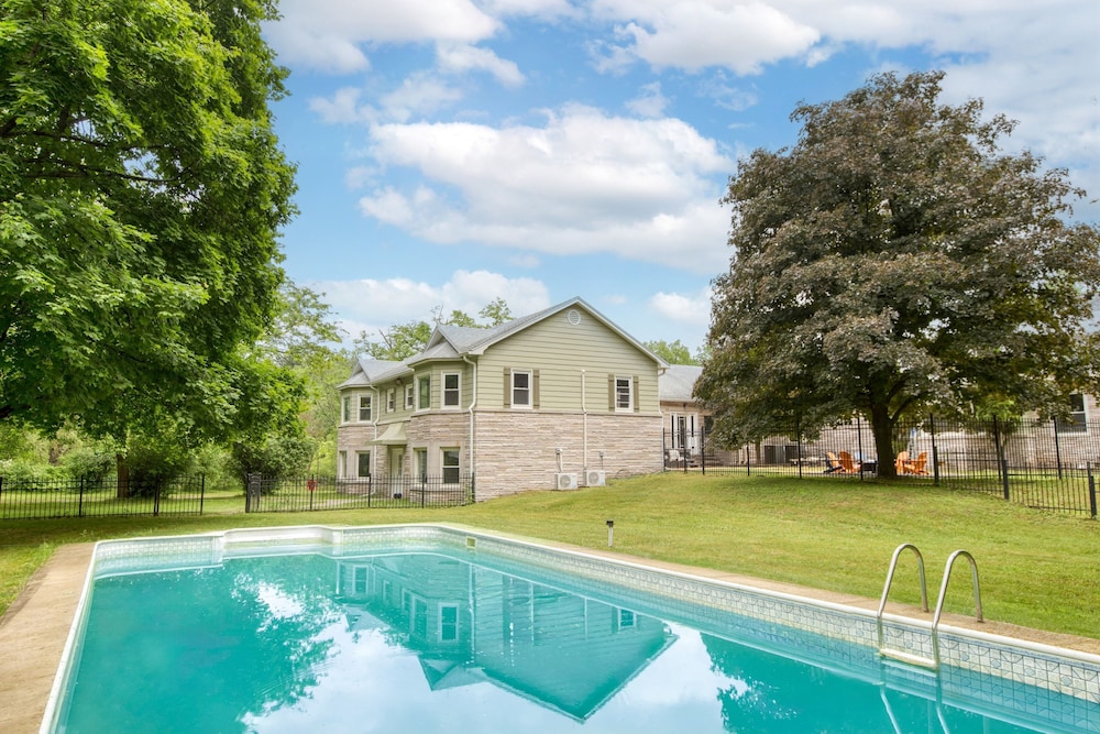 Game Farm Villa by Avantstay 10bdr Private Pond Spa Pool Family-friendly